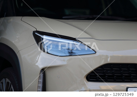 車のヘッドライト　イメージ 129725349
