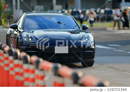 街中を走るスポーツカー イメージ 街中を走るスポーツカー イメージ 129725394