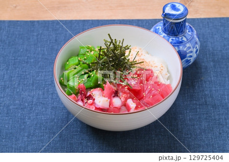 夏のネバネバとろとろ海鮮丼、夏料理、オクラ、とろろ芋、マグロ、タコ。 129725404