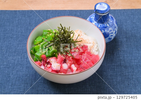 夏のネバネバとろとろ海鮮丼、夏料理、オクラ、とろろ芋、マグロ、タコ。 129725405