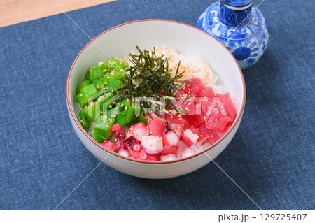 夏のネバネバとろとろ海鮮丼、夏料理、オクラ、とろろ芋、マグロ、タコ。 129725407
