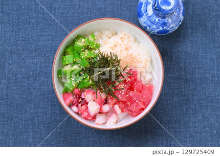 夏のネバネバとろとろ海鮮丼、夏料理、オクラ、とろろ芋、マグロ、タコ。 夏のネバネバとろとろ海鮮丼、夏料理、オクラ、とろろ芋、マグロ、タコ。 129725409