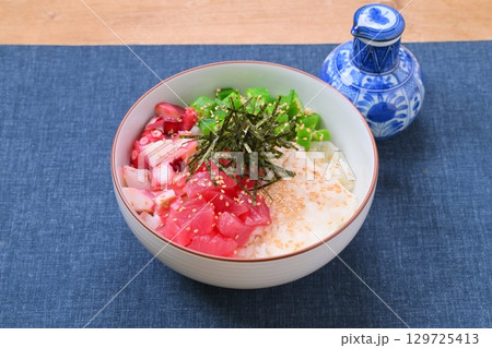 夏のネバネバとろとろ海鮮丼、夏料理、オクラ、とろろ芋、マグロ、タコ。 夏のネバネバとろとろ海鮮丼、夏料理、オクラ、とろろ芋、マグロ、タコ。 129725413
