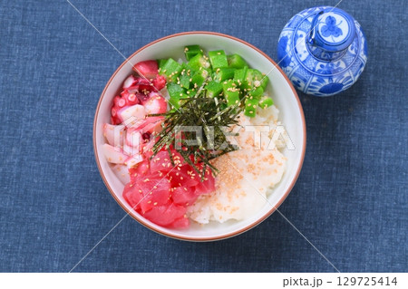 夏のネバネバとろとろ海鮮丼、夏料理、オクラ、とろろ芋、マグロ、タコ。 129725414