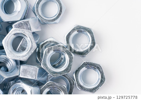 白背景にたくさんのナット 白背景にたくさんのナット 129725778