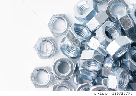白背景にたくさんのナット 白背景にたくさんのナット 129725779