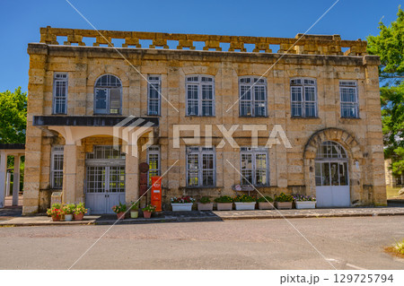 青空に映える歴史ある旧駅舎 129725794