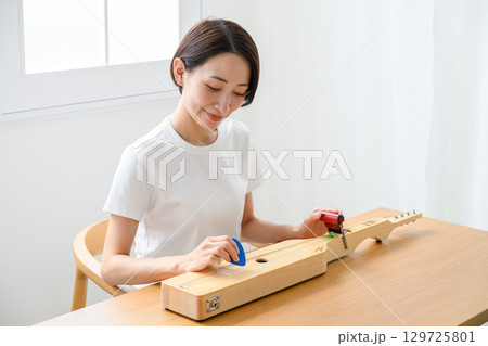 ブンネ楽器を弾く女装 129725801