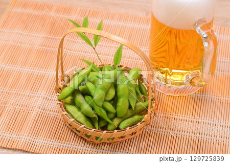 夏の定番おつまみ、枝豆、えだまめ、エダマメ、と生ビール。 夏の定番おつまみ、枝豆、えだまめ、エダマメ、と生ビール。 129725839