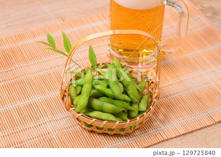 夏の定番おつまみ、枝豆、えだまめ、エダマメ、と生ビール。 129725840