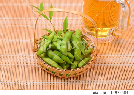 夏の定番おつまみ、枝豆、えだまめ、エダマメ、と生ビール。 夏の定番おつまみ、枝豆、えだまめ、エダマメ、と生ビール。 129725842