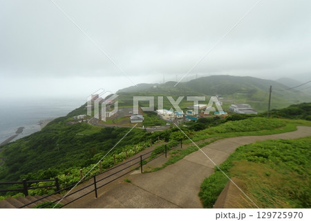 霧がかかる津軽半島 龍飛崎の階段村道頭頂部 南方面の景色（青森県外ヶ浜町） 129725970