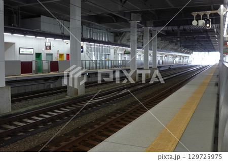 北海道新幹線 奥津軽いまべつ駅のシェード下の駅構内 129725975
