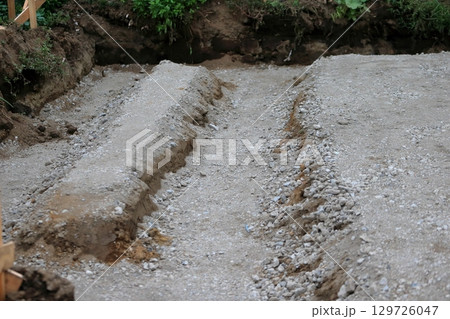 住宅の基礎工事（捨てコン打設前の床付け） 129726047