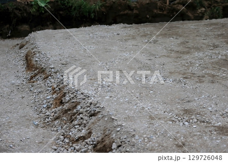 住宅の基礎工事（捨てコン打設前の床付け） 129726048