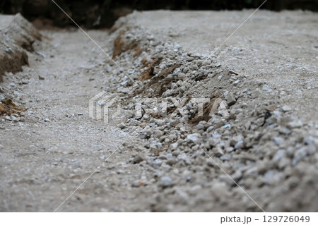 住宅の基礎工事（捨てコン打設前の床付け） 129726049