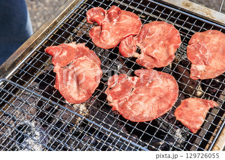 バーベキュー網の上で焼かれる食材 バーベキュー網の上で焼かれる食材 129726055