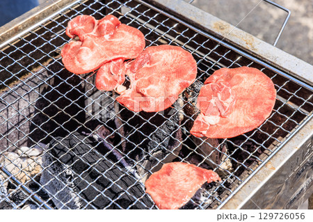 バーベキュー網の上で焼かれる食材 バーベキュー網の上で焼かれる食材 129726056