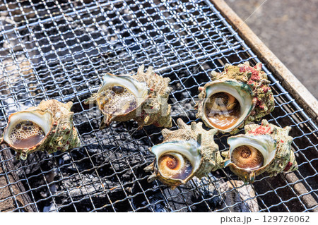 バーベキュー網の上で焼かれる食材 バーベキュー網の上で焼かれる食材 129726062