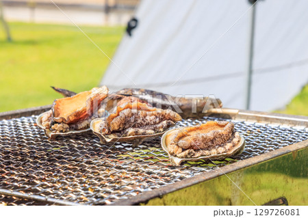 バーベキュー網の上で焼かれる食材 バーベキュー網の上で焼かれる食材 129726081