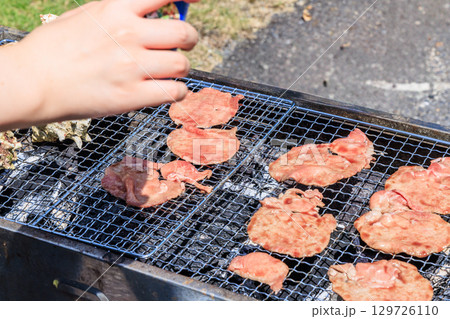 バーベキュー網の上で焼かれる食材 バーベキュー網の上で焼かれる食材 129726110
