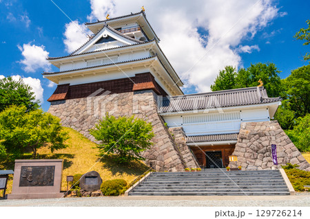 青空に映える上山城の天守閣 129726214