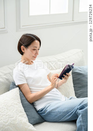 自宅で読書をする女性 自宅で読書をする女性 129726234