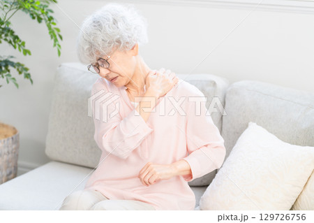 肩こりで苦しむシニア女性 肩こりで苦しむシニア女性 129726756