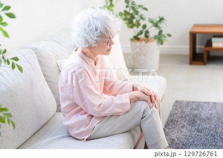 膝痛で苦しむシニア女性 膝痛で苦しむシニア女性 129726761