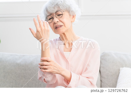 腱鞘炎に苦しむシニア女性 129726762