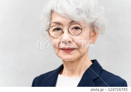 ビジネススーツを着たシニア女性　ビジネスイメージ 129726785