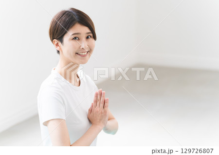 ヨガポーズをする若い女性 健康イメージ ヨガポーズをする若い女性 健康イメージ 129726807