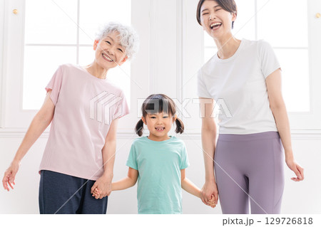 スポーツウェアを着ている3人の女性　スポーツイメージ 129726818