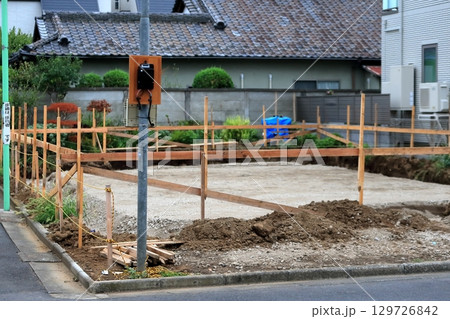 住宅の基礎工事（捨てコン打設前の床付け） 129726842