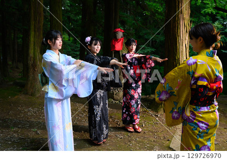浴衣を着た女性と女学生　夏祭り 129726970