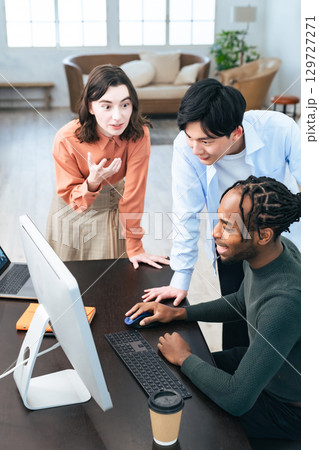 オフィスでミーティングする多国籍グループ 129727271