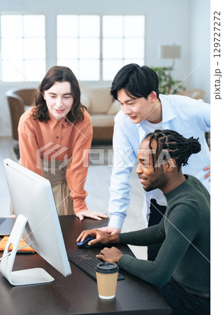 オフィスでミーティングする多国籍グループ 129727272