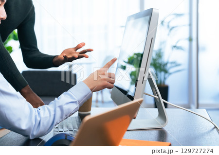 オフィスでミーティングする多国籍グループ 129727274