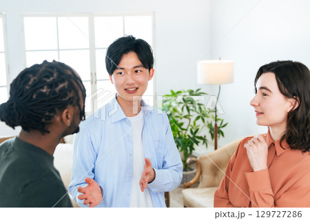 立ち話をする多国籍の人々 立ち話をする多国籍の人々 129727286