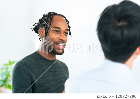 会話する外国人男性 129727290