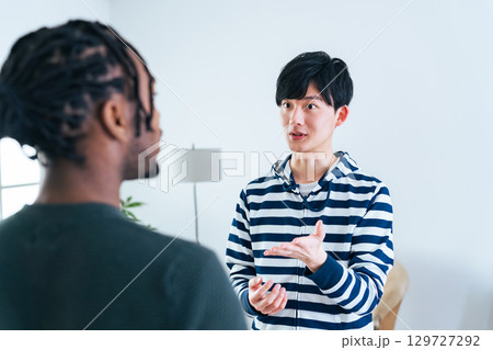 外国人男性と会話する日本人男性 129727292