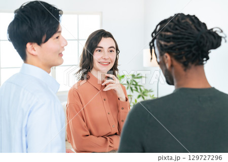 立ち話をする多国籍の人々 129727296