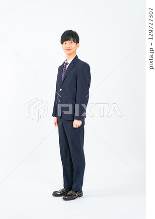 制服を着た男子学生の全身写真 129727307