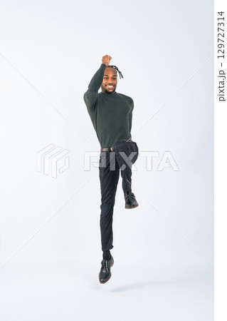 ジャンプする黒人男性の全身写真 ジャンプする黒人男性の全身写真 129727314