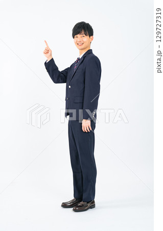 白バックを指さす男子学生の全身写真 129727319
