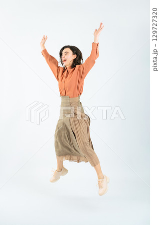 ジャンプする白人女性の全身写真 129727320