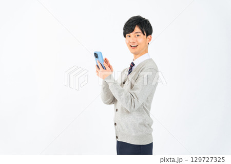 スマホを見る男子学生 スマホを見る男子学生 129727325