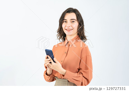 スマホを使う白人女性 129727331