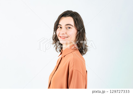 笑顔の白人女性 129727333