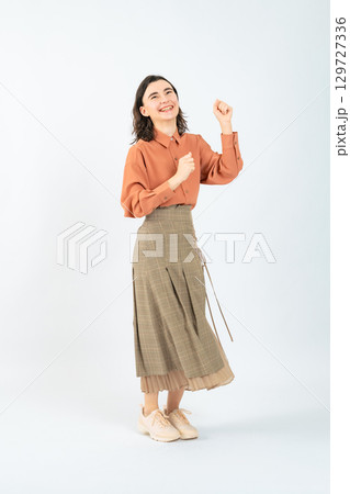 ダンスする白人女性の全身写真 129727336